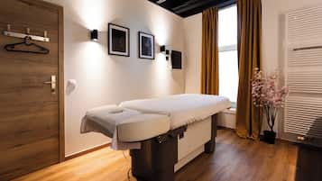 Sauna, baño de vapor, masajes de tejido profundo y masajes prenatales