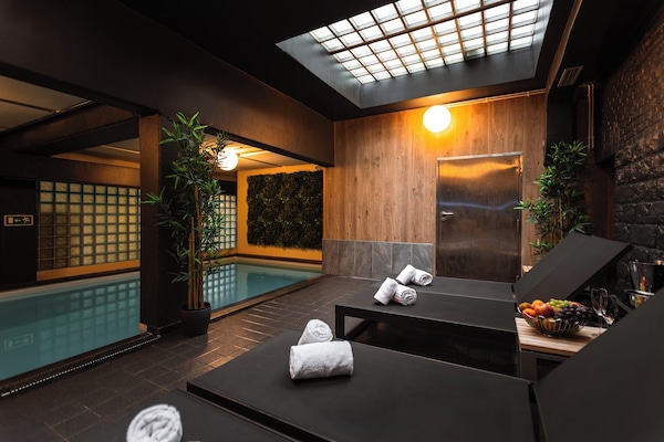 Kolam renang indoor