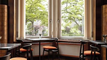 Petit déjeuner continental (19.50 EUR par personne)