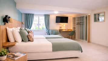 Familiekamer | Individueel gedecoreerd, individueel gemeubileerd, een bureau