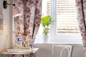 Habitación doble estándar | Decoración personalizada, muebles diferentes y escritorio