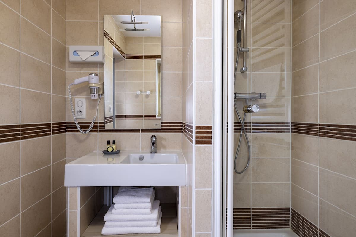 classic triple room | bathroom | shower, hair dryer, towels