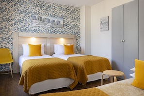 Habitación triple clásica | Decoración personalizada, muebles diferentes y escritorio