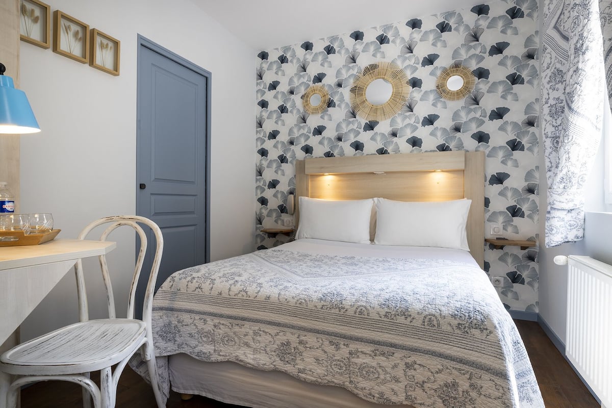 Habitación individual | Decoración personalizada, muebles diferentes y escritorio