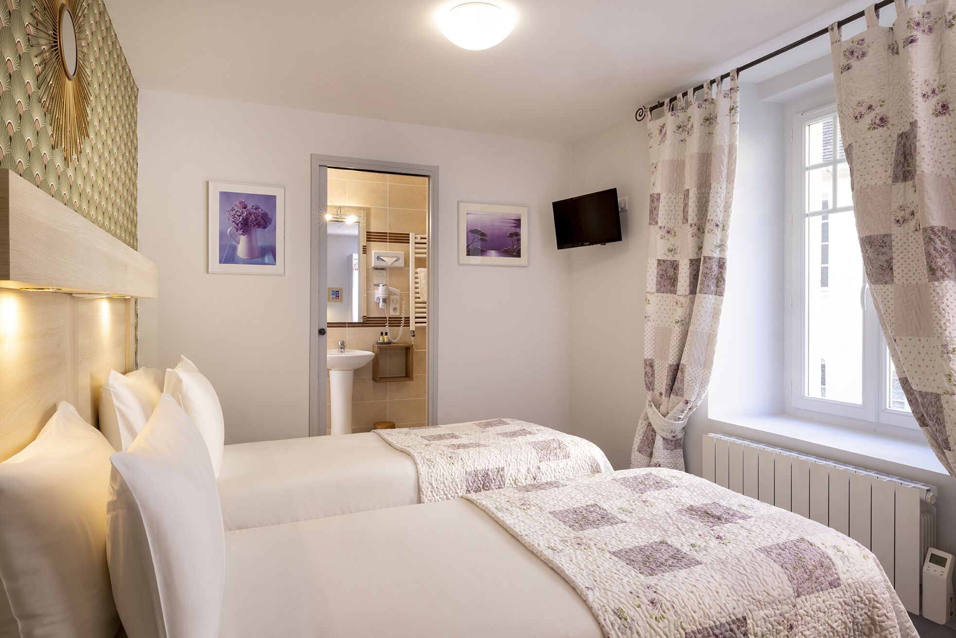 twin room | 1 bedroom, individually decorated, individually furnished, desk