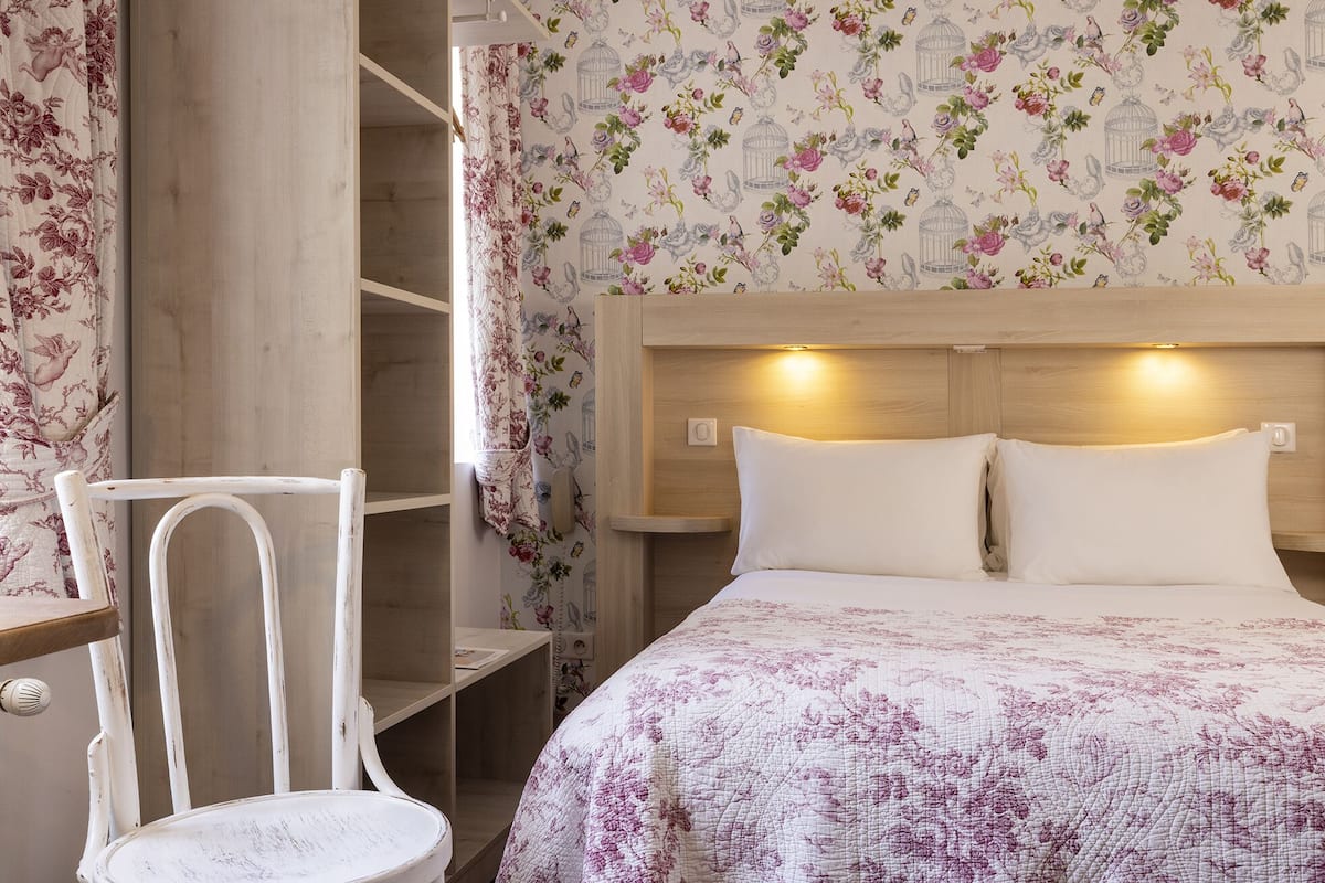 Habitación doble estándar | Decoración personalizada, muebles diferentes y escritorio
