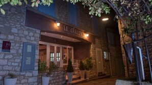 The exterior of a building with a sign reading "LE CRILLON". - Hôtel Le Crillon (Murs)