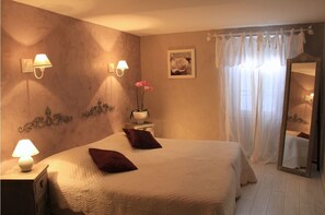 Premium Triple Room - Hôtel Le Crillon (Murs)