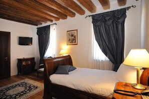 Deluxe Double Room | Minibar, in-room safe, individually furnished, desk - Villa Carpenada (Belluno)