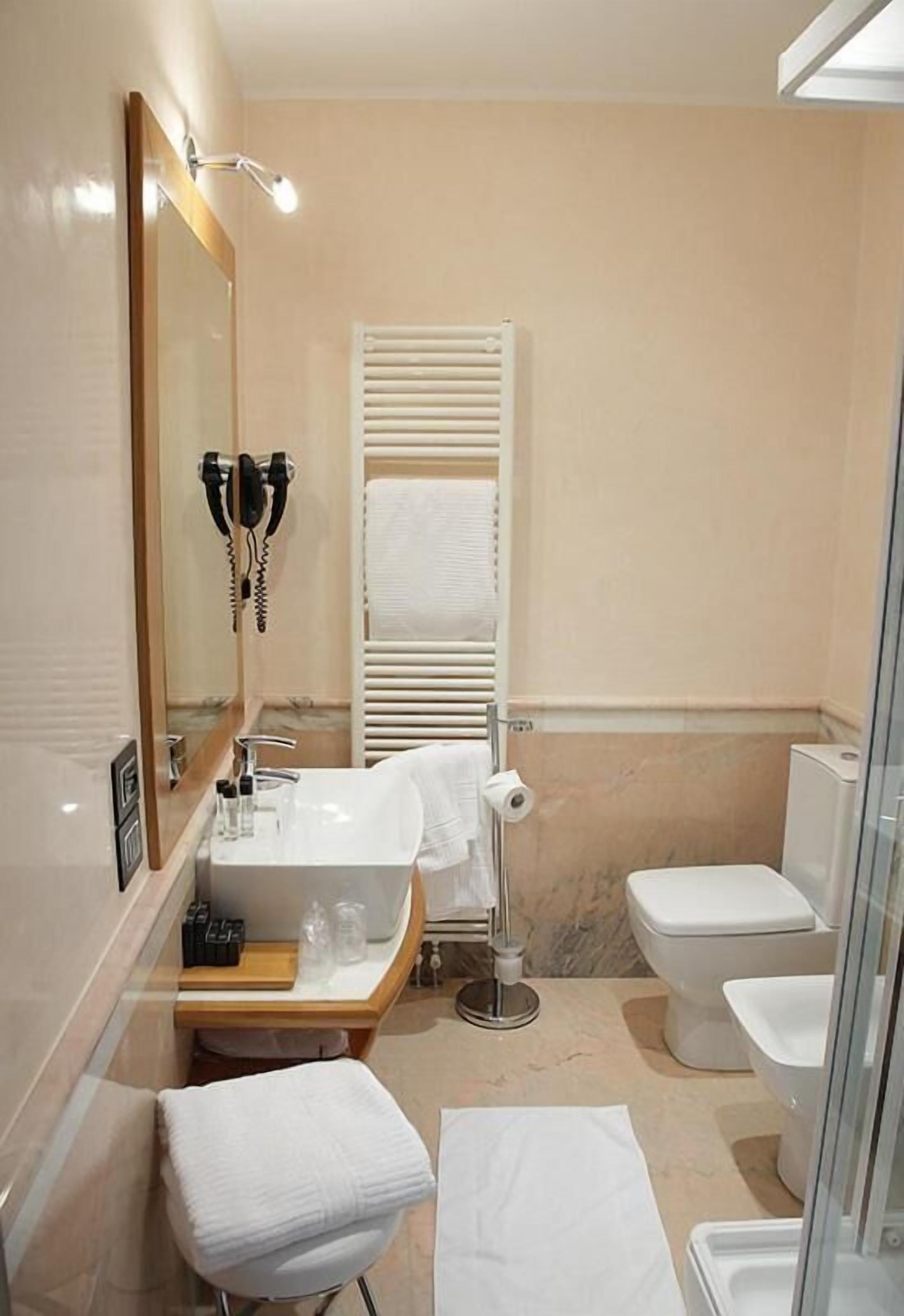 deluxe double room | bathroom | free toiletries, hair dryer, bathrobes, slippers