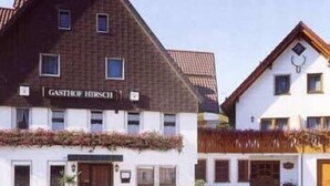 Un edificio con un letrero que dice "GASTHOF HIRSCH".