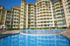 Seasonal outdoor pool, open 9 AM to 6 PM, pool umbrellas, pool loungers