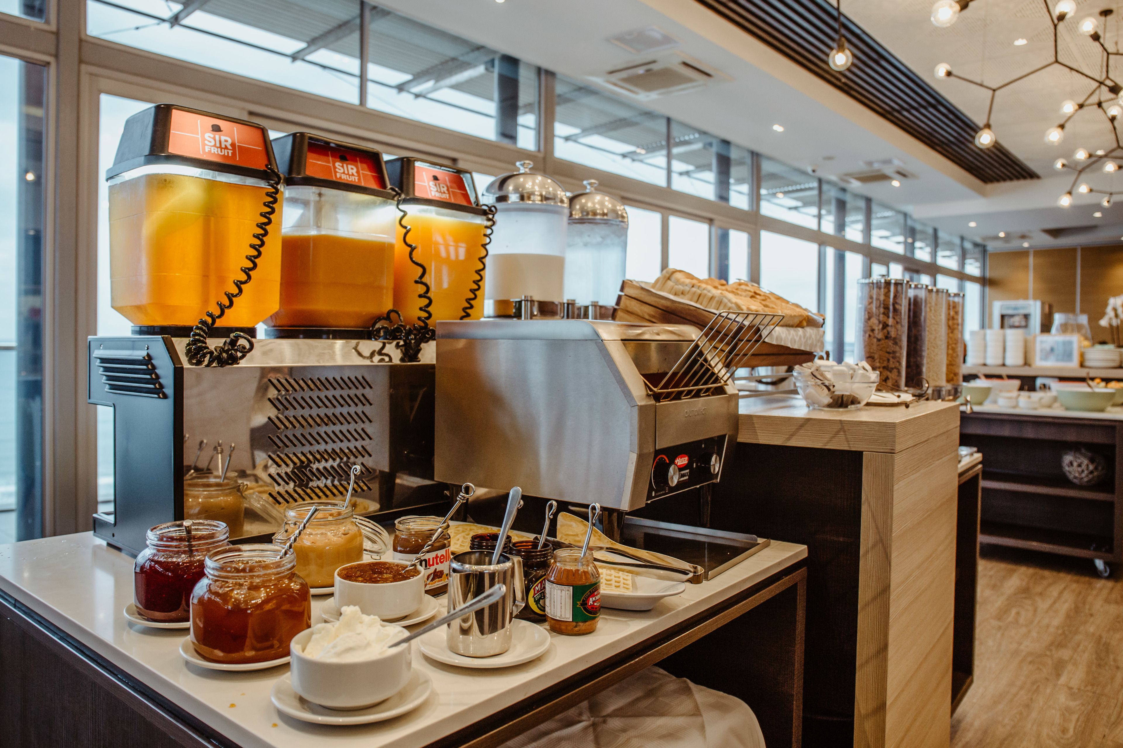 Ein reichhaltiges Frühstücksbuffet mit verschiedenen Speisen und Getränken.