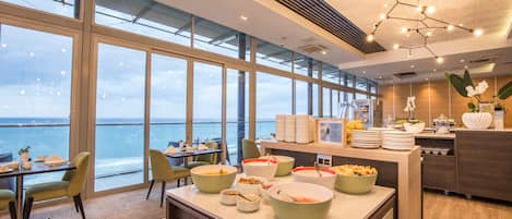 Petit déjeuner, déjeuner et dîner servis sur place