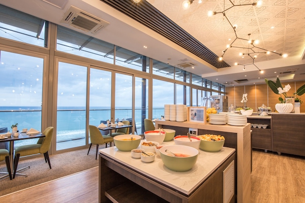 Breakfast, lunch and dinner served