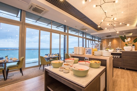 Se sirven desayunos, almuerzos y cenas. Belaire Suites