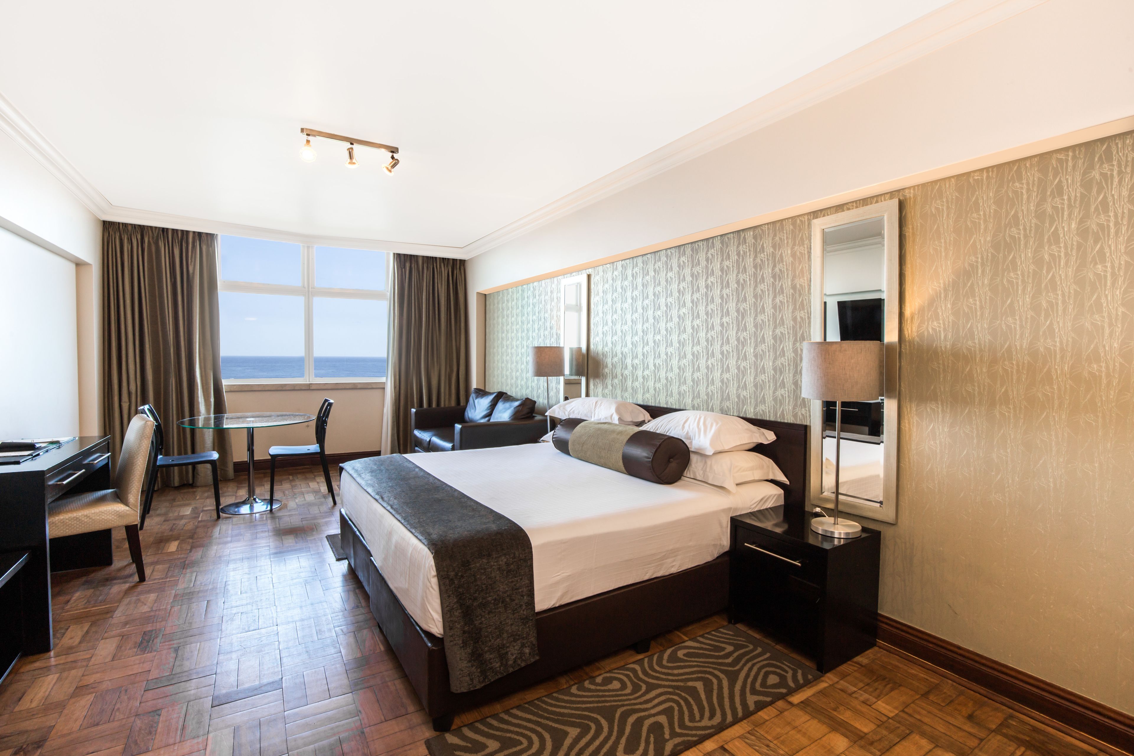 客房内保险箱、办公桌、笔记本电脑工作区、遮光窗帘