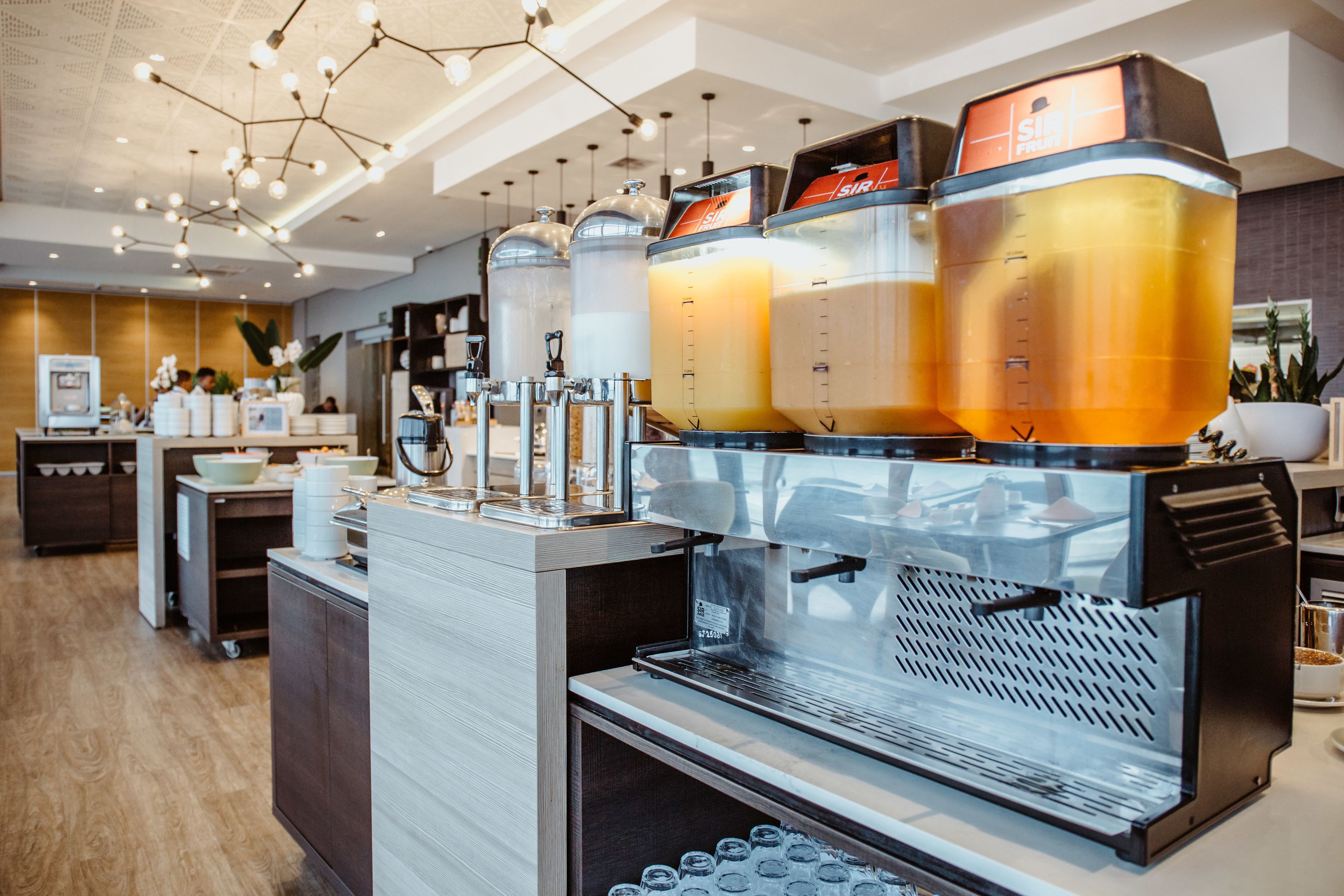 Una estación de café con varios dispensadores y una máquina de café.