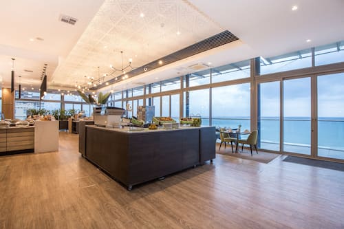 供应早餐、午餐和晚餐
