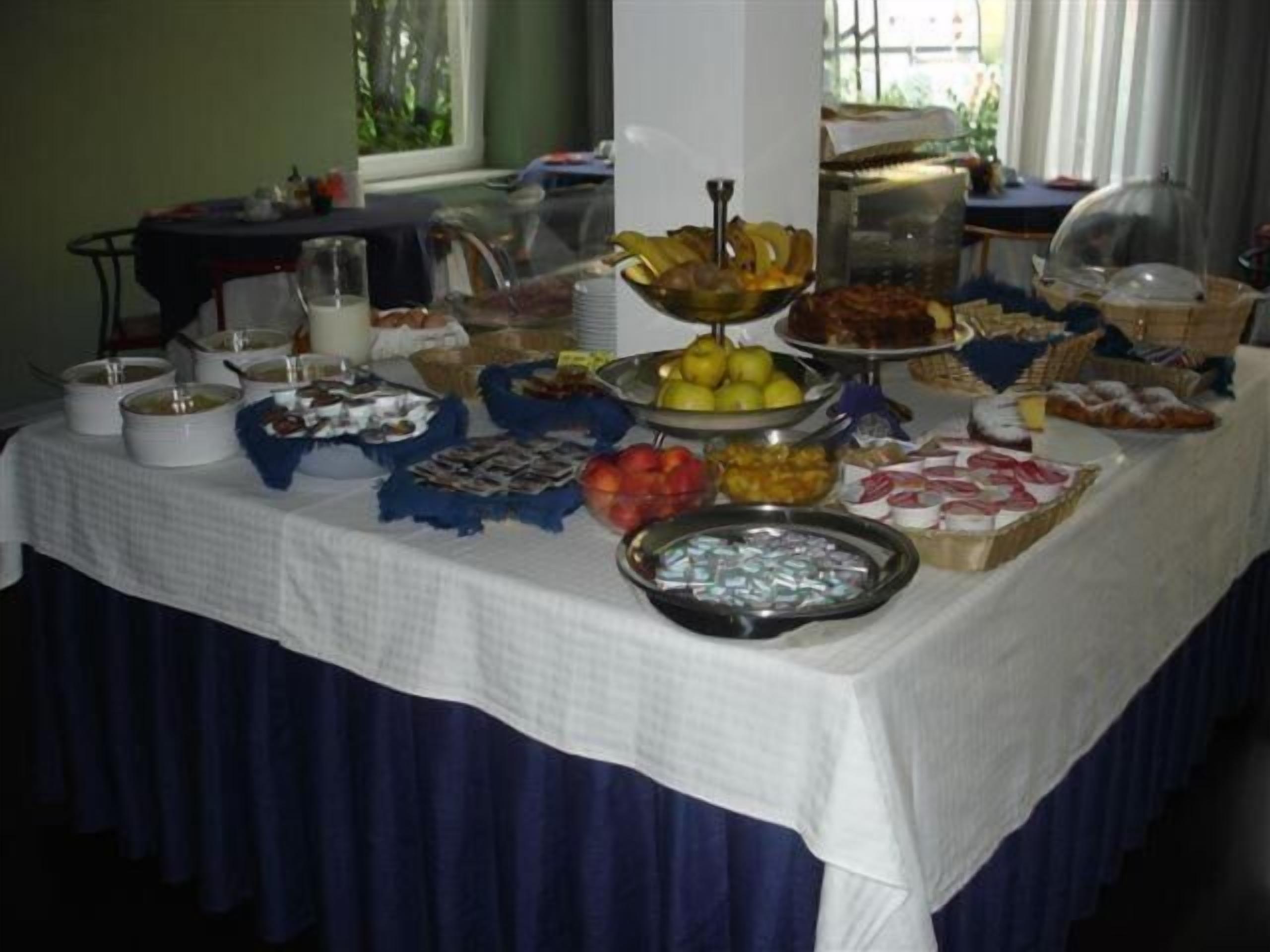 Ein Buffet mit verschiedenen Speisen und Behältern.