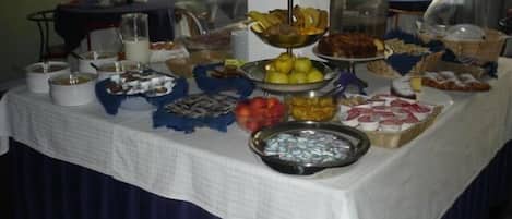 Ein Buffet mit verschiedenen Speisen und Behältern.