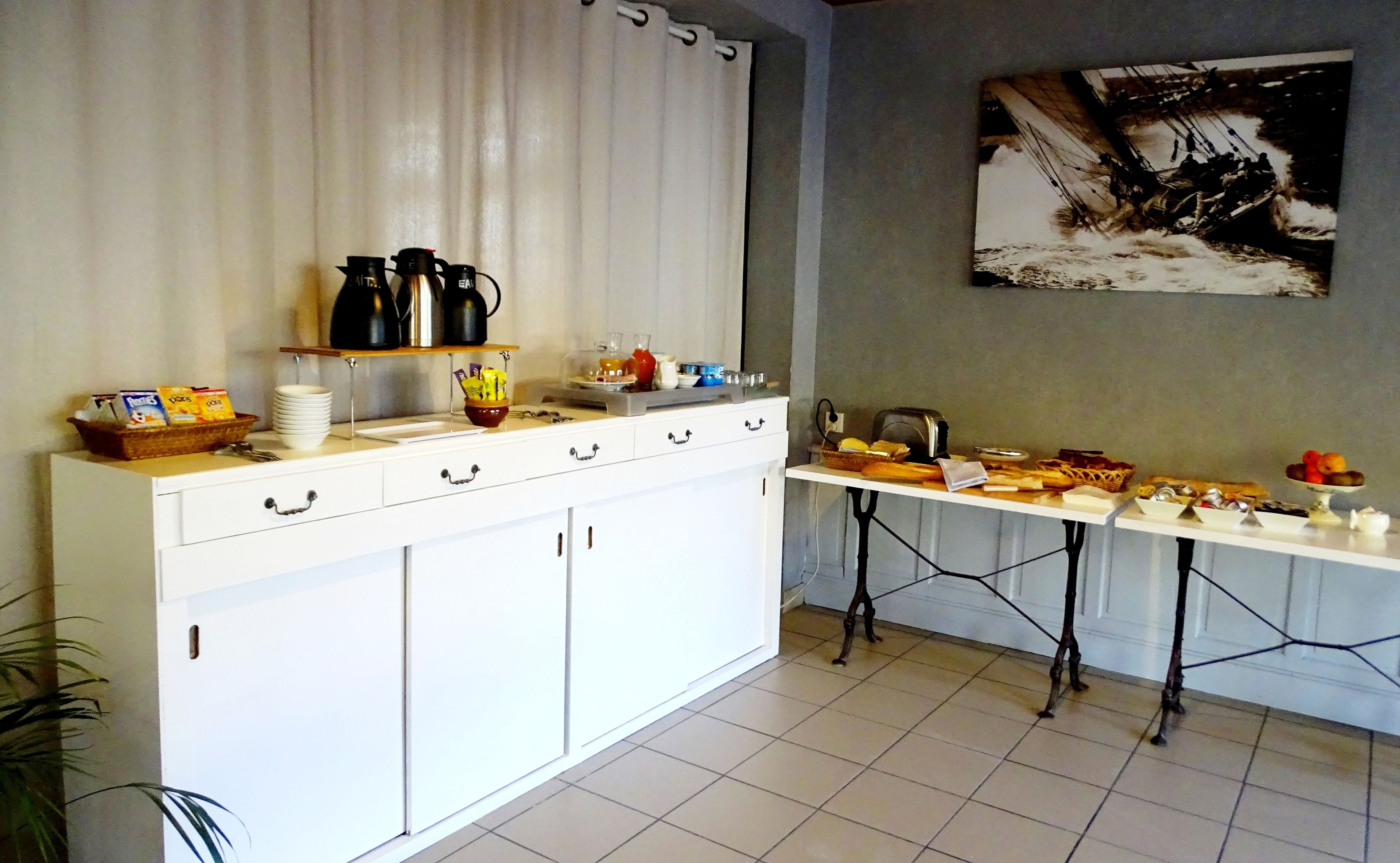 Daily buffet breakfast for a fee