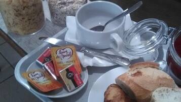 Desayuno buffet (EUR 8 por persona)
