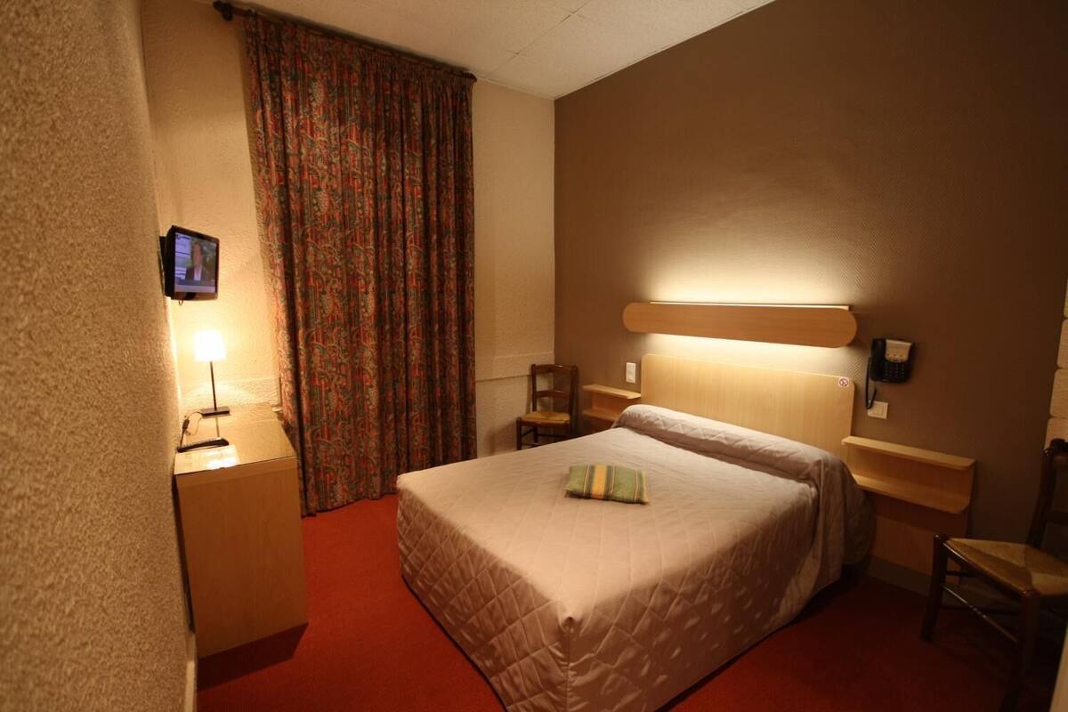 Een bureau, gratis babybedden, gratis wifi, beddengoed
