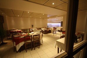 Lunch and dinner served - L'Ange Couronne (Belleville-en-Beaujolais)