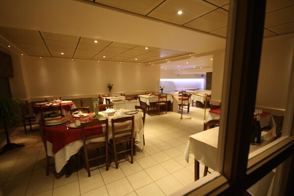 Lunch and dinner served, Regional cuisine