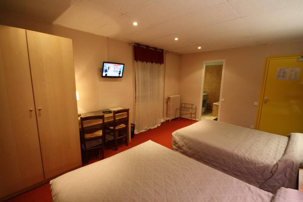 Driepersoonskamer | Een bureau, gratis babybedden, gratis wifi, beddengoed