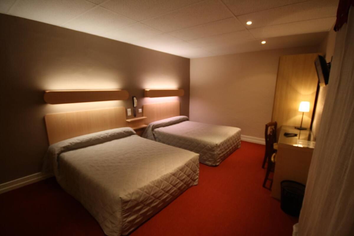 Vierpersoonskamer | Een bureau, gratis babybedden, gratis wifi, beddengoed