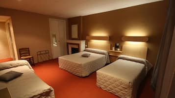 Quadruple Room | Desk, free cribs/infant beds, free WiFi, bed sheets