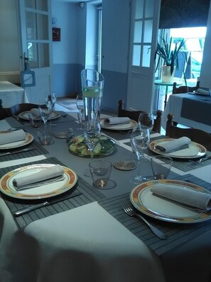 Déjeuner et dîner servis sur place, spécialités Cuisine régionale