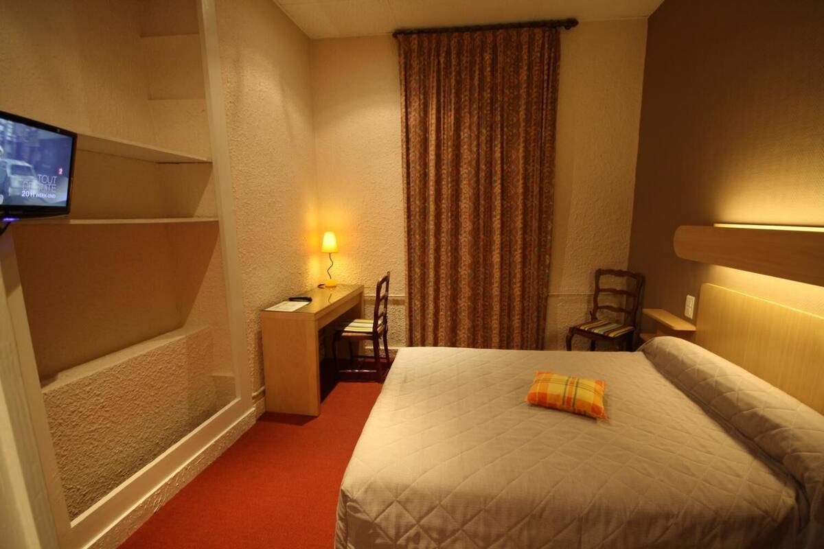 Tweepersoonskamer | Een bureau, gratis babybedden, gratis wifi, beddengoed