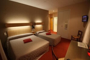 Triple Room | Desk, free cots/infant beds, free WiFi, bed sheets - L'Ange Couronne (Belleville-en-Beaujolais)