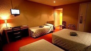 Habitación cuádruple | Escritorio, cunas gratuitas, wifi gratis y ropa de cama