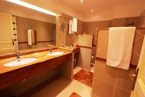Standard Room, 2 Twin Beds | Bathroom | Hair dryer - Grand Hôtel Moderne et Pigeon (Limoux)