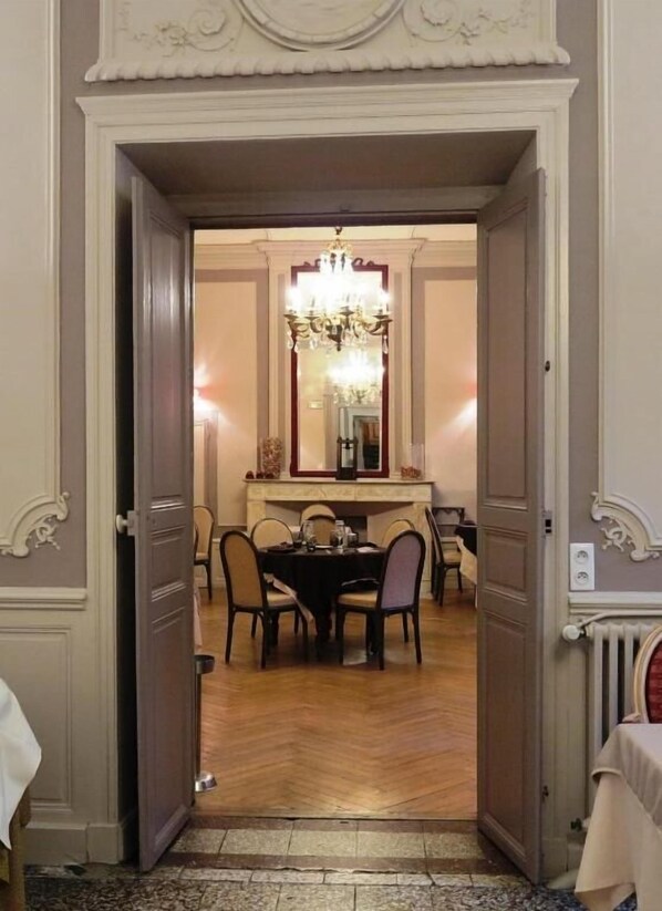 Lunch and dinner served, French cuisine