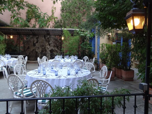 Lunch and dinner served - Grand Hôtel Moderne et Pigeon (Limoux)