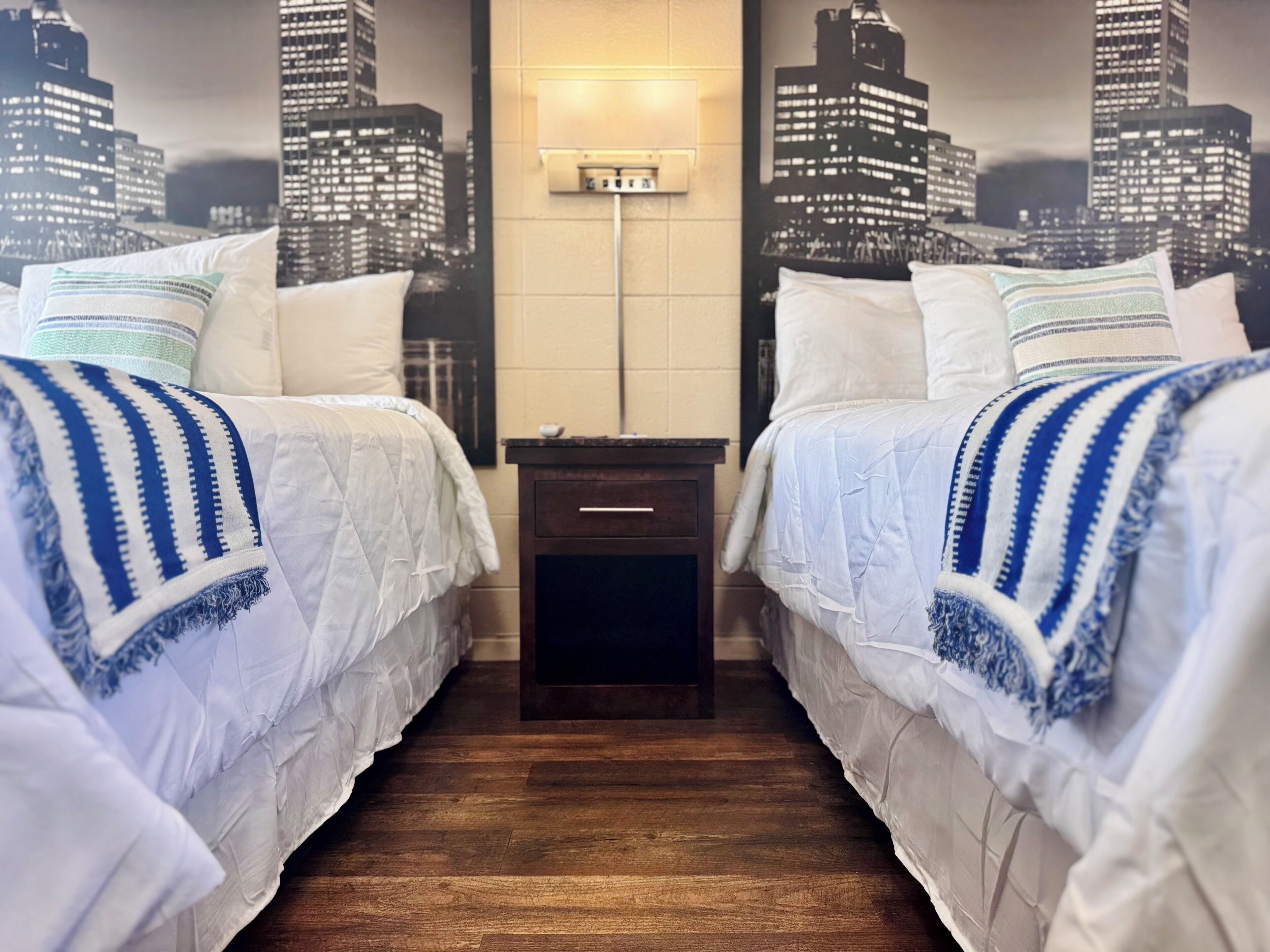 Cubrecamas, escritorio y espacio para trabajar con laptop 