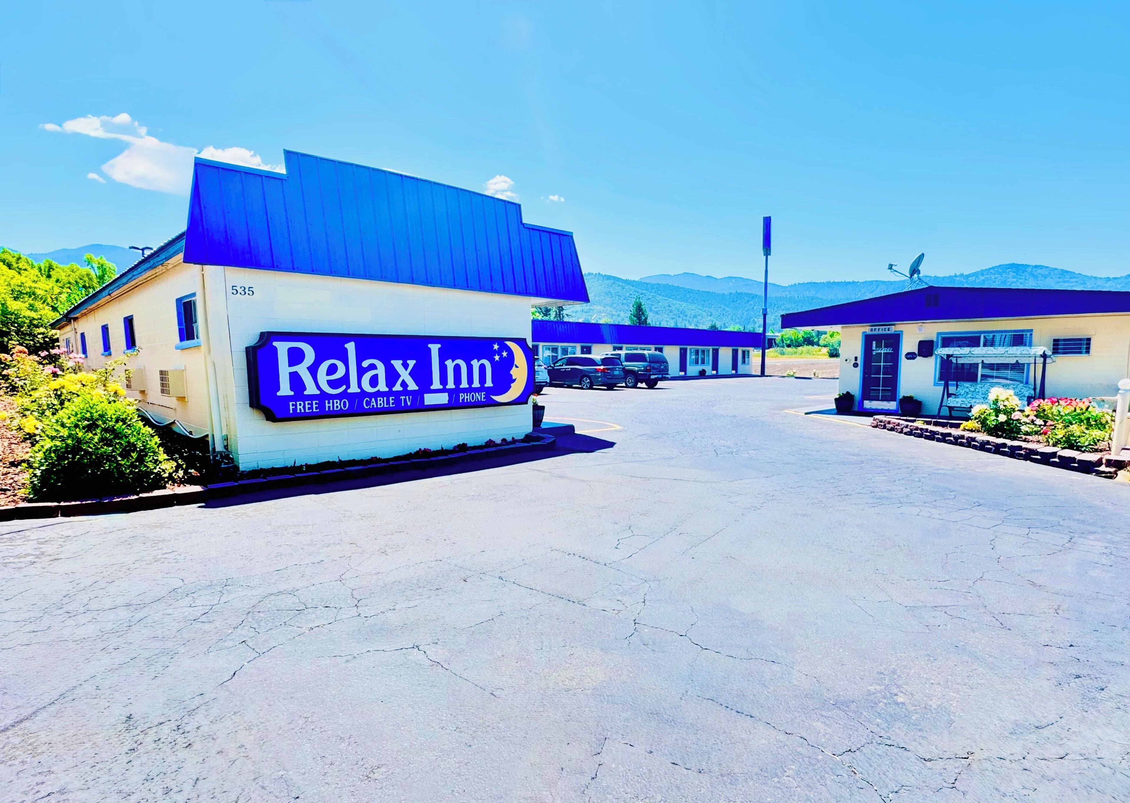 Un motel appelé « Relax Inn », avec une enseigne indiquant que HBO, la télévision par câble et les services téléphoniques sont offerts gratuitement.