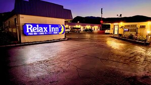 A motel with a prominent sign advertising free HBO, cable TV, phone, and parking. - Relax Inn At Ashland (Ashland)