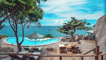 2 outdoor pools