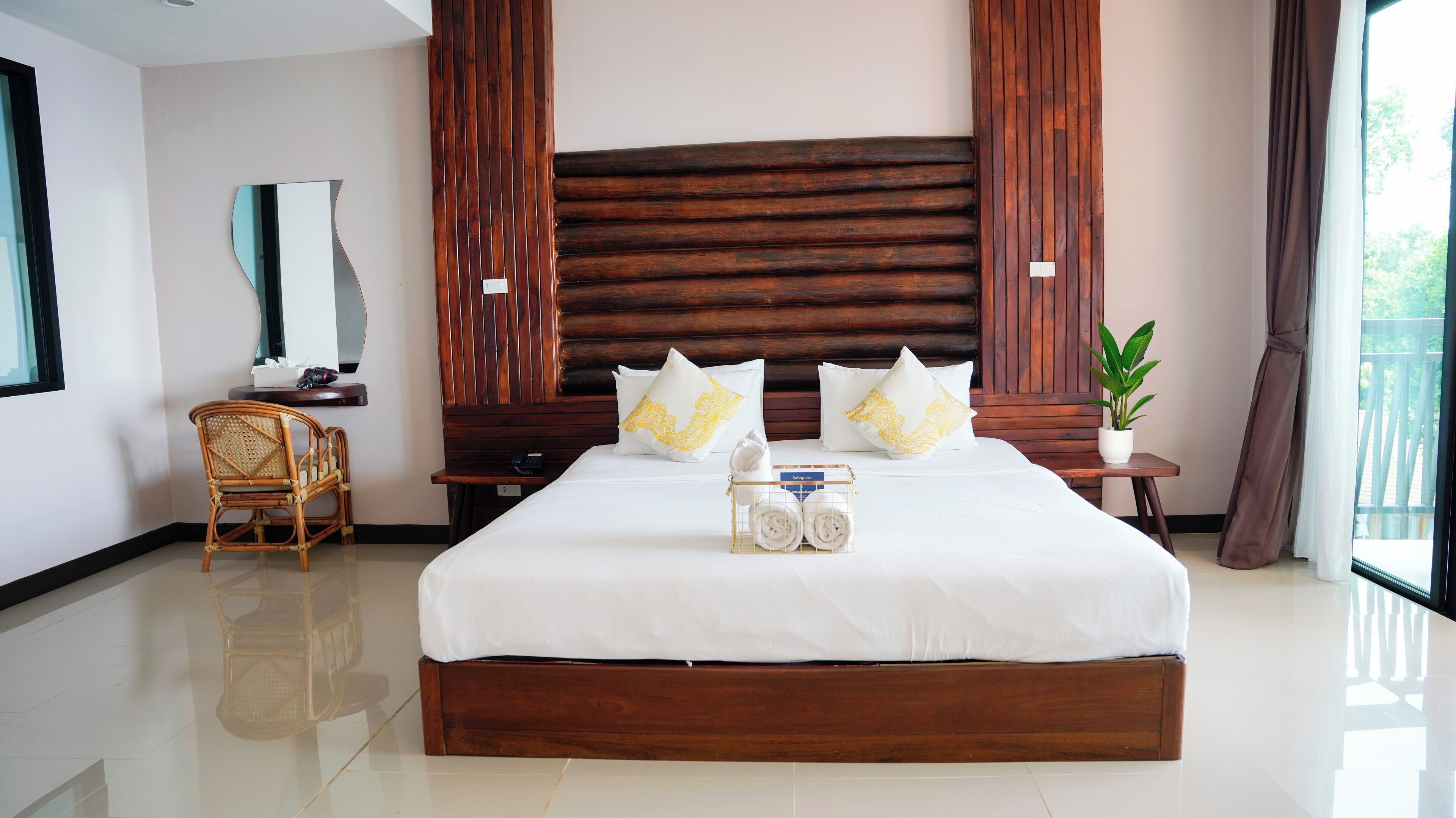 Treasure Hillside Sea View Private Pool | Minibar, desk, laptop workspace, blackout drapes