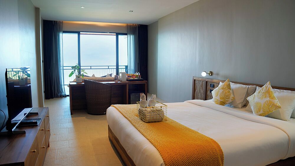 Top Hillside Deluxe Sea View | Minibar, desk, laptop workspace, blackout drapes