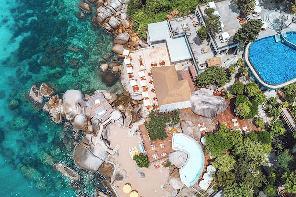 2 outdoor pools
