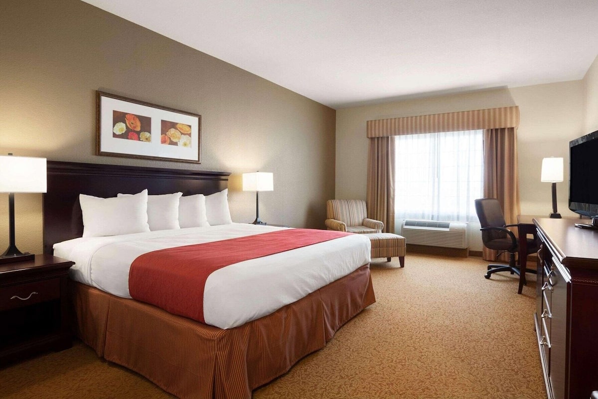 Premium bedding, desk, iron/ironing board, free cots/infant beds