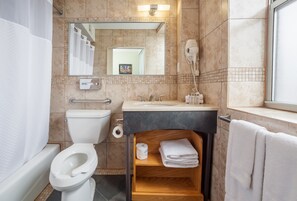 Phòng Deluxe, 1 giường cỡ king | Phòng tắm | Máy sấy tóc, khăn tắm 