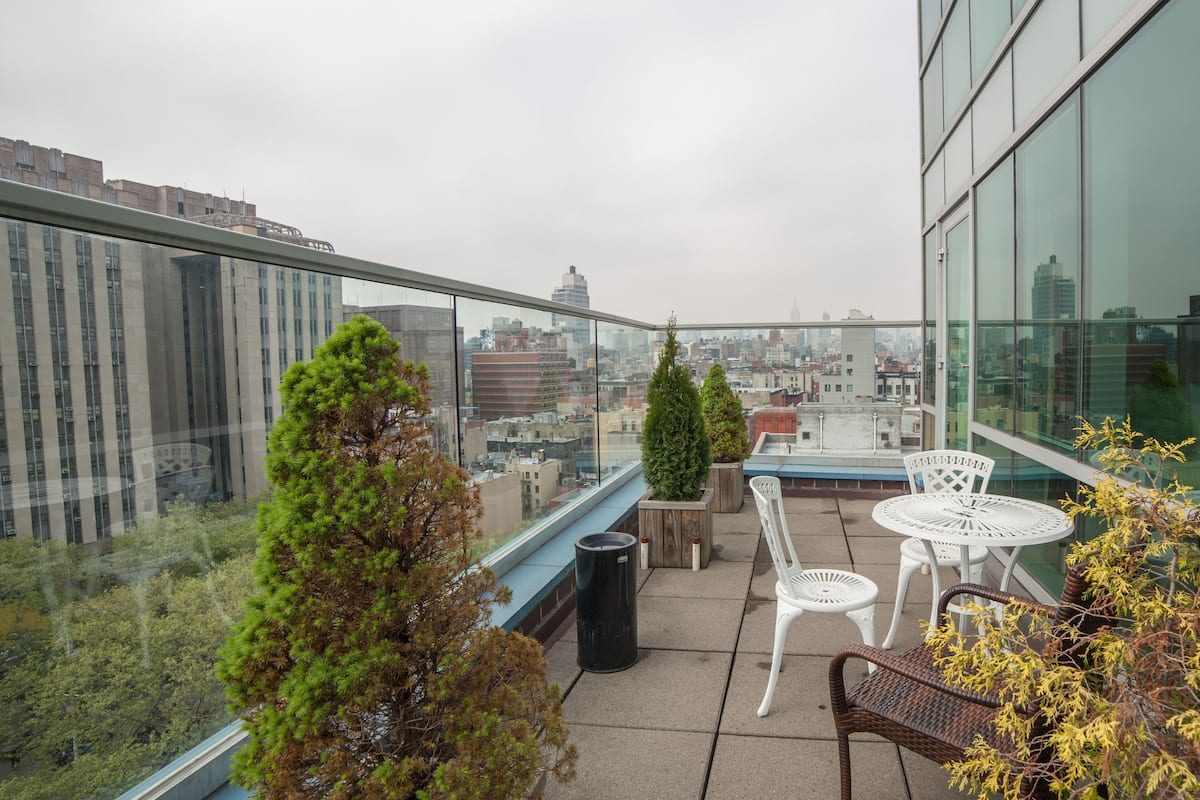 King Suite With Terrace | Materassi a doppio strato, una cassaforte in camera, una scrivania